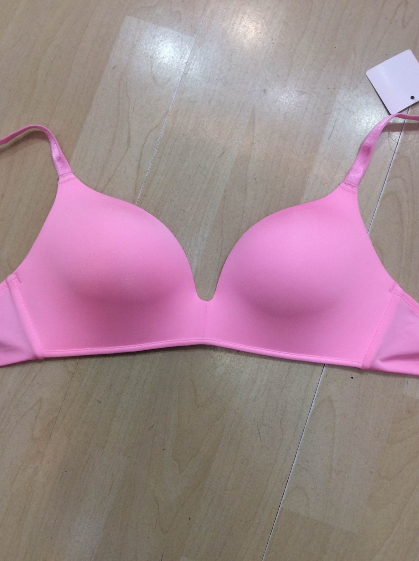 ยูนิโคล่บรา บราไร้โครงเนื้อนุ่มบางเบา ใส่สบาย กระชับเรียบเนียน มี 7 สี Size 32,34,36,38 ราคาส่ง 3 ชิ้นคละแบบได้ ตัวละ 300 บาท