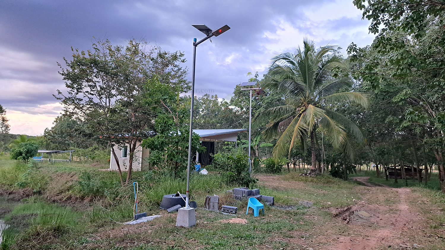 โคมไฟถนนโซล่าเซลล์ 400W รุ่น MD-SLT30-400W (แสง : ขาว)