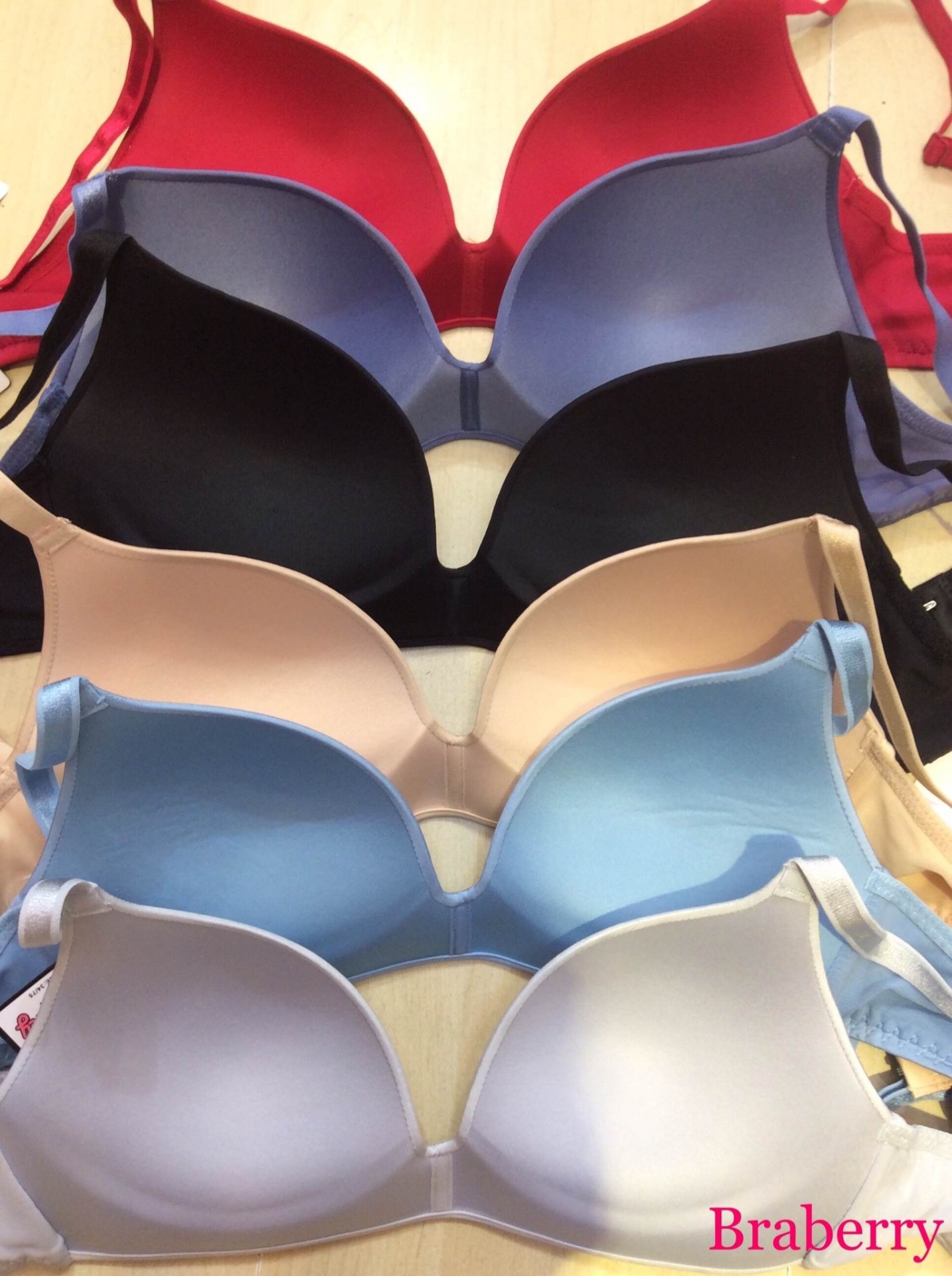 ยูนิโคล่บรา บราไร้โครงเนื้อนุ่มบางเบา ใส่สบาย กระชับเรียบเนียน มี 7 สี Size 32,34,36,38 ราคาส่ง 3 ชิ้นคละแบบได้ ตัวละ 300 บาท