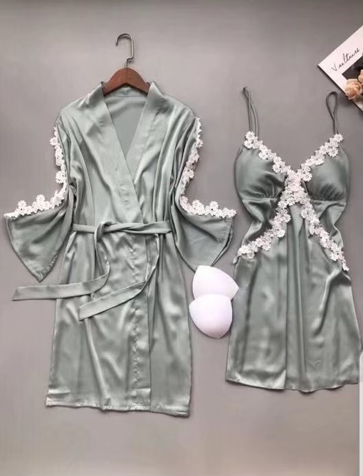 ชุดนอนเดรส พร้อมเสื้อคลุมเข้าชุด ผ้าซิลค์ซาติน เนื้อนิ่ม ใส่สบาย ใส่แล้วไม่ร้อน ฟรีไซส์ มี 4 สี ราคาส่ง 3 ชิ้น คละแบบได้ทั้งร้าน ชุดละ 550 บาท