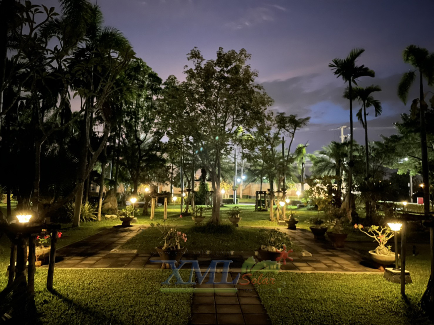 ไฟปักสนามโซล่าเซลล์ 8 Super SMD LED (แบบเหลี่ยม) สูง 80 ซม. (เเสง : เหลืองวอมไวท์)