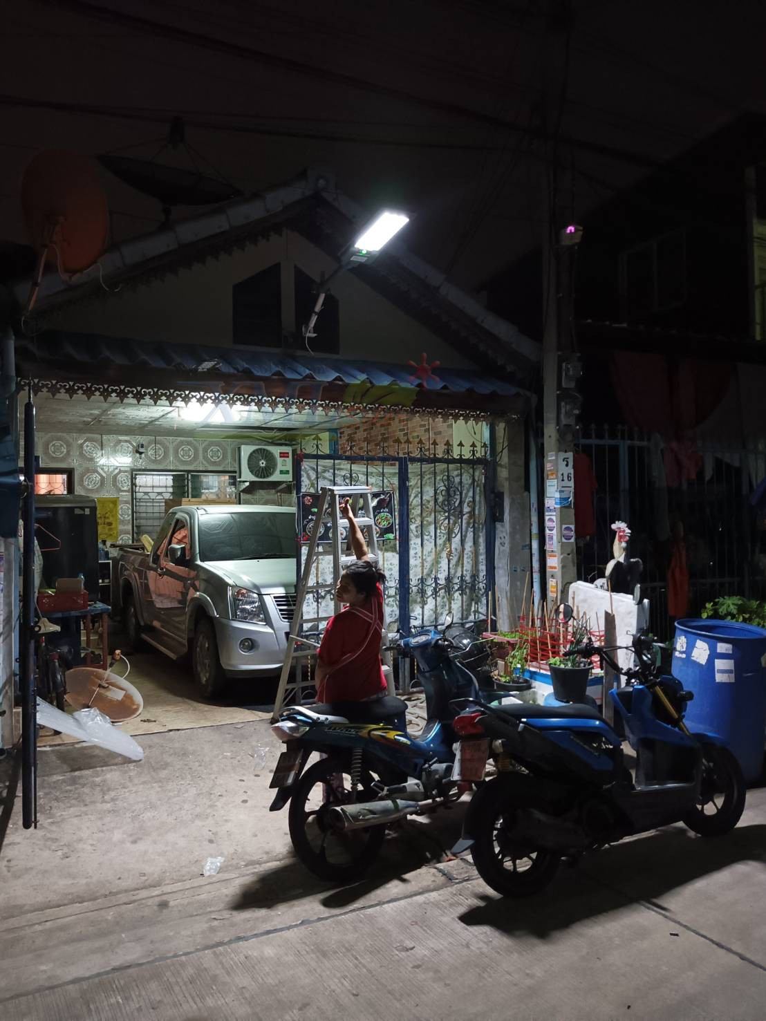 โคมไฟถนนโซล่าเซลล์ XML-Solar 200W (แสง : ขาว)(สว่างค้าง)