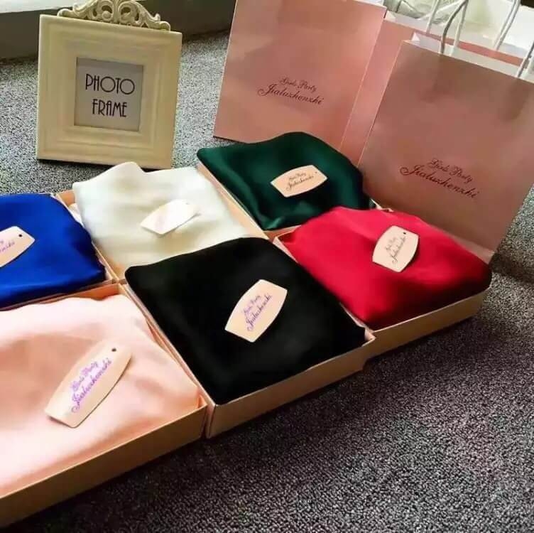 ชุดนอนผ้าซาติน ใส่สบาย ไม่ร้อน เสื้อสายเดี่ยว กางเกงขาสั้น มี 5 สี กรมท่า, เขียว, แดง, ดำ, ขาว ราคาส่ง 3 ชิ้น คละแบบได้ชุดละ 250 บาท