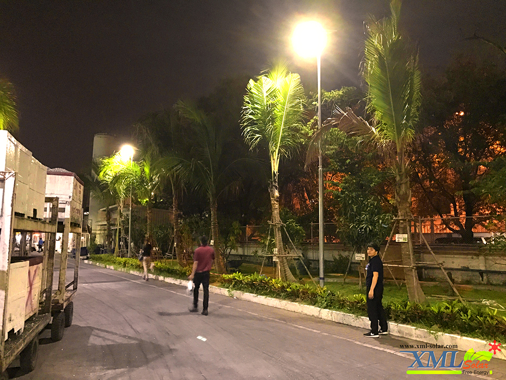 โคมไฟถนนอัจฉริยะ โซล่าเซลล์ 80 Watt (แสง เหลืองวอมไวท์) Monocrystalline