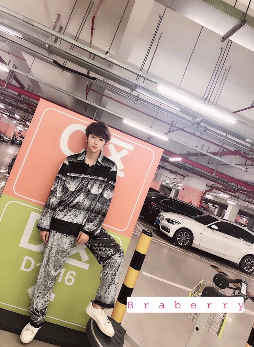 ชุดนอนกำมะหยี่ เนื้อนุ่มพริ้วบางเบา สวมใส่สบายไม่คัน ดีไซน์เรียบหรูซ่อนหวาน ใสนอนก็ได้หรือจะใส่เที่ียวก็ดูดี สั่งสินค้าครบ3ชิ้นคละแบบได้ ชุดละ 990 บาท