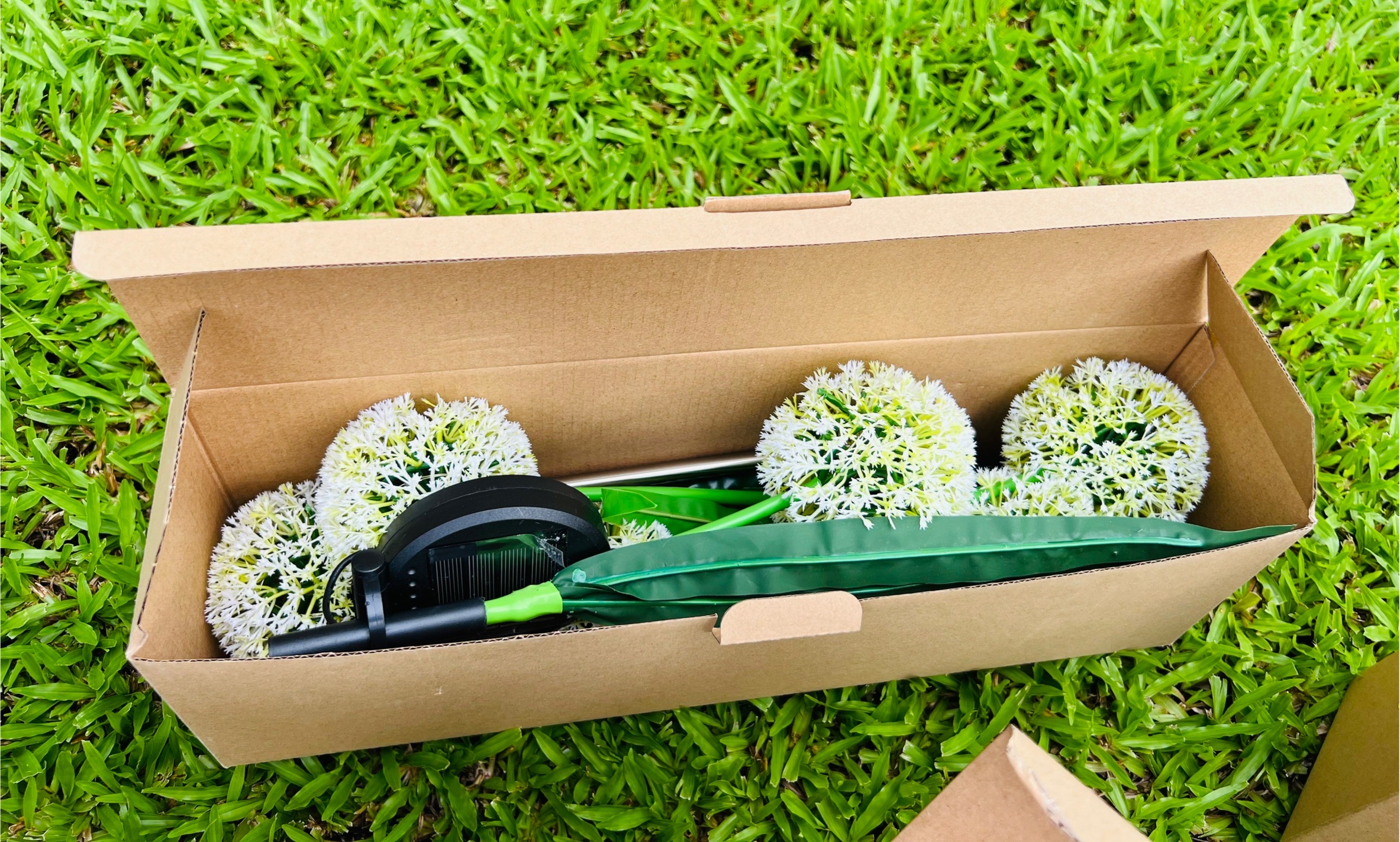 ไฟปักสนามโซล่าเซลล์ ทรงดอกไม้กลม สีขาว (แสง : หลากสี)(1 แถม 1)