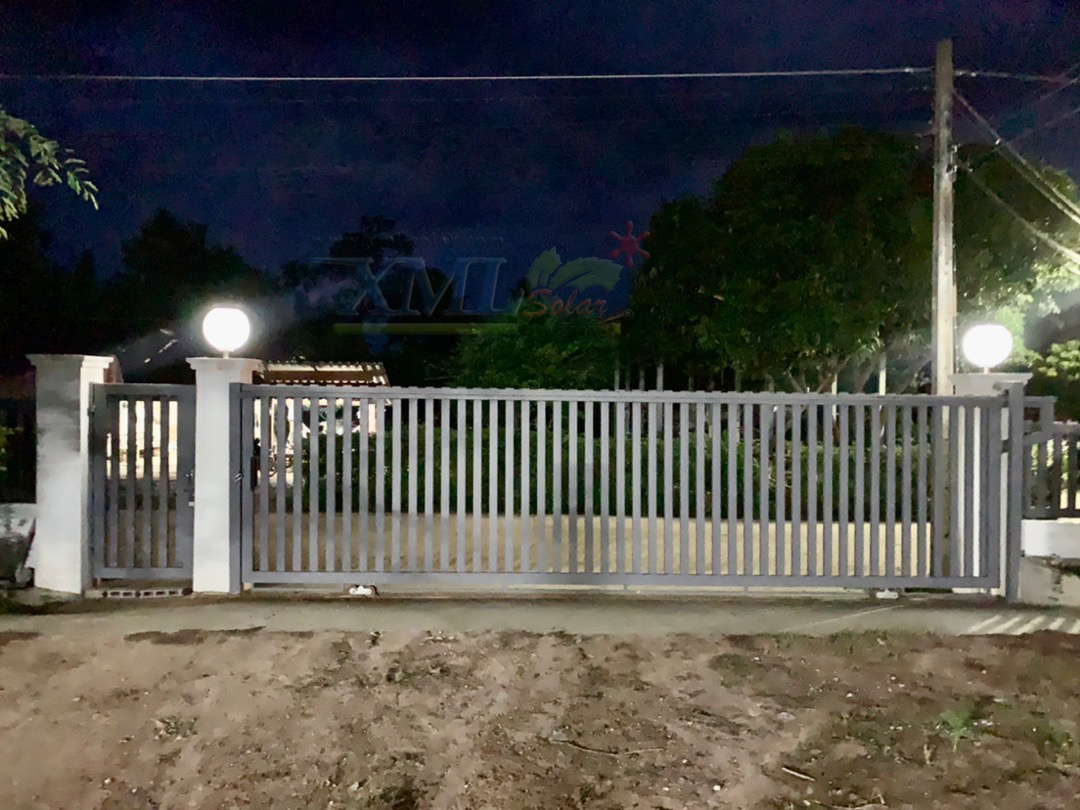 โคมไฟหัวเสาโซล่าเซลล์ ทรงกลมฐานสเเตนเลส (40 ซม.) + Remote (เปิดได้ 3 แสง)+AC