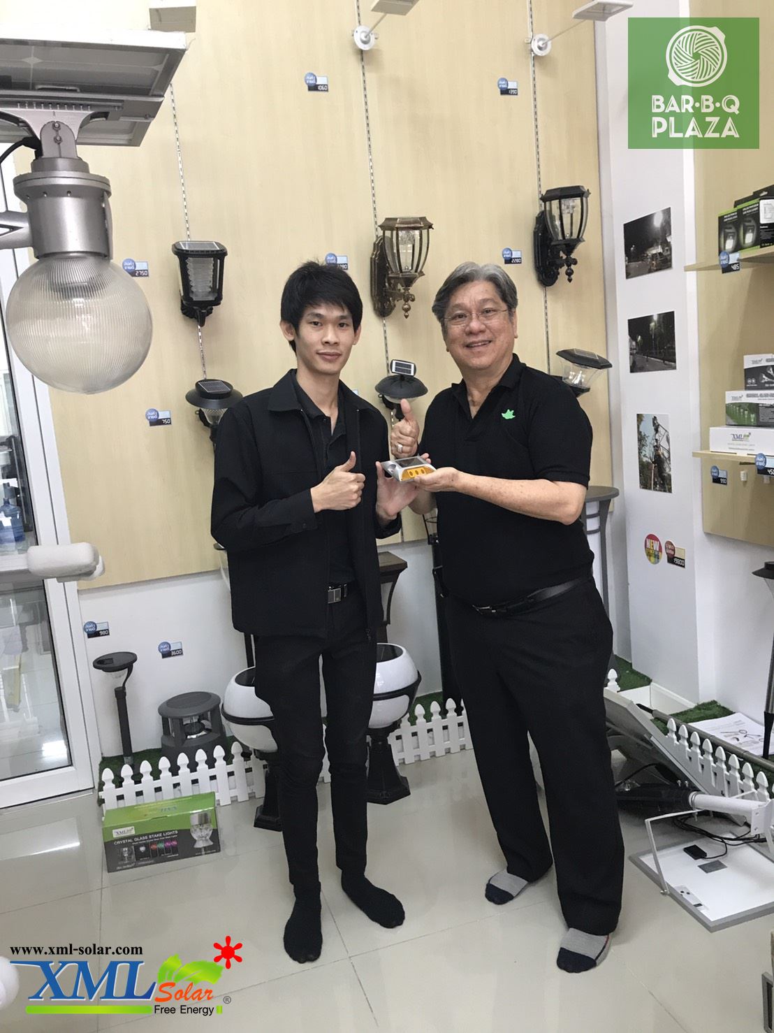 ไฟหมุดถนนโซล่าเซลล์ 6 LED รุ่น เเบน (เเสง : เหลืองกระพริบ)