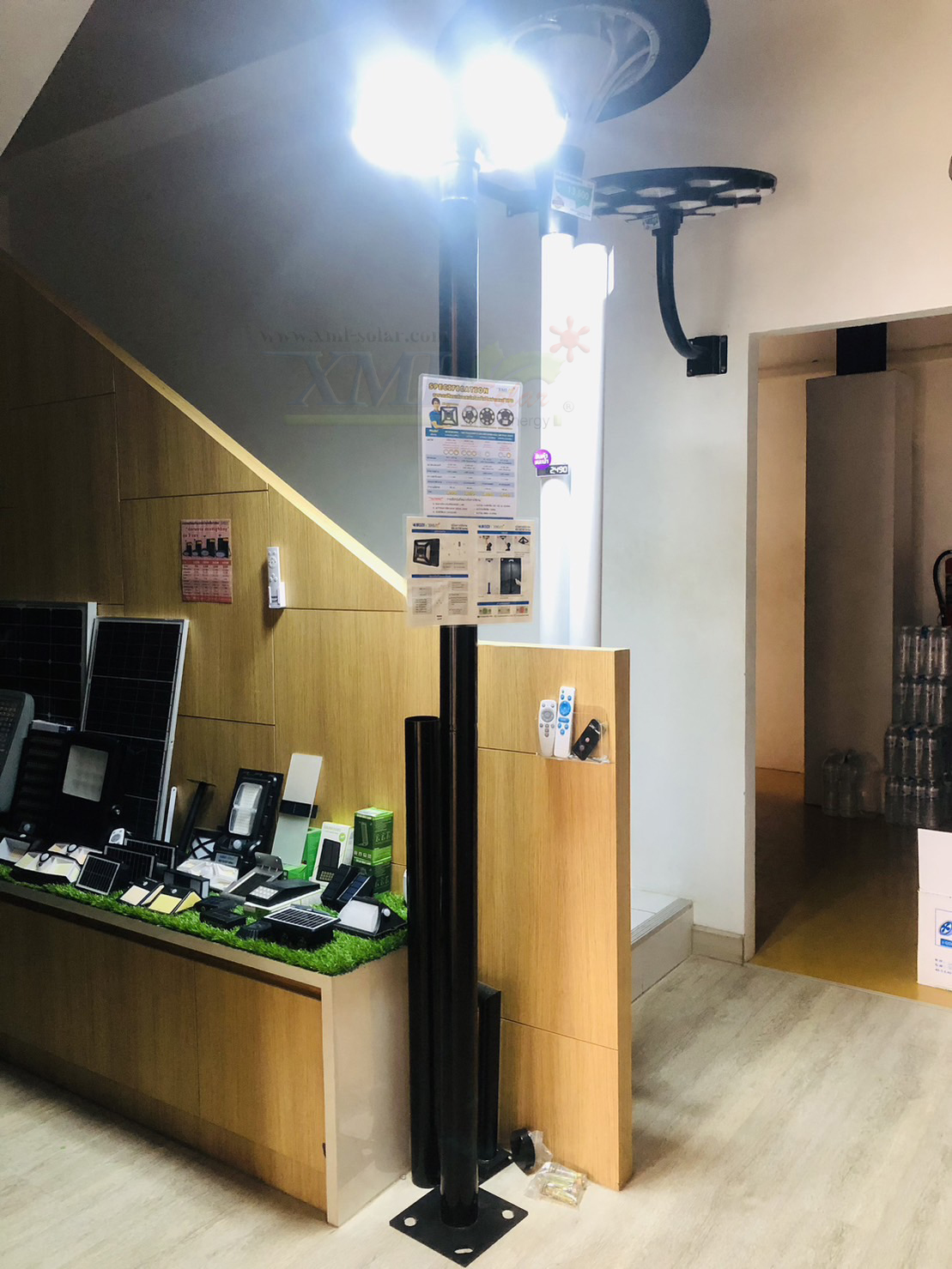 โคมไฟถนนโซล่าเซลล์ UFO ทรงกลม รุ่น 10,000W (9 ช่อง 5 ทิศทาง) ไซส์เล็ก (แสง : ขาว)