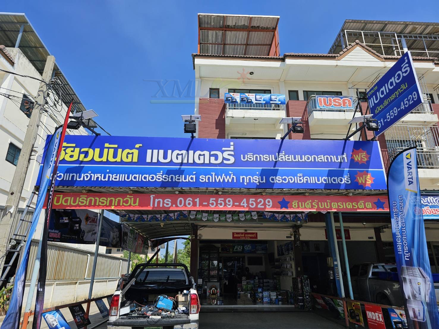 ไฟสปอตไลท์โซล่าเซลล์ 100 Watt กล่องสีน้ำตาล (เปิดได้ 3 แสง)