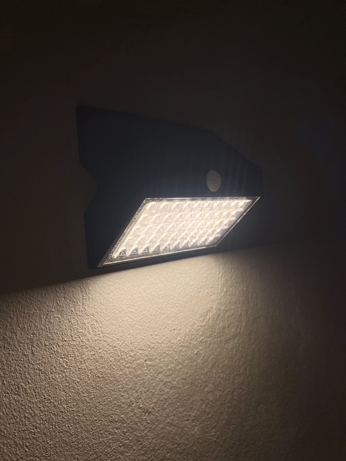 ไฟติดผนังโซล่าเซลล์ รุ่น TB-2768 (เปิดได้ 2 แสง)