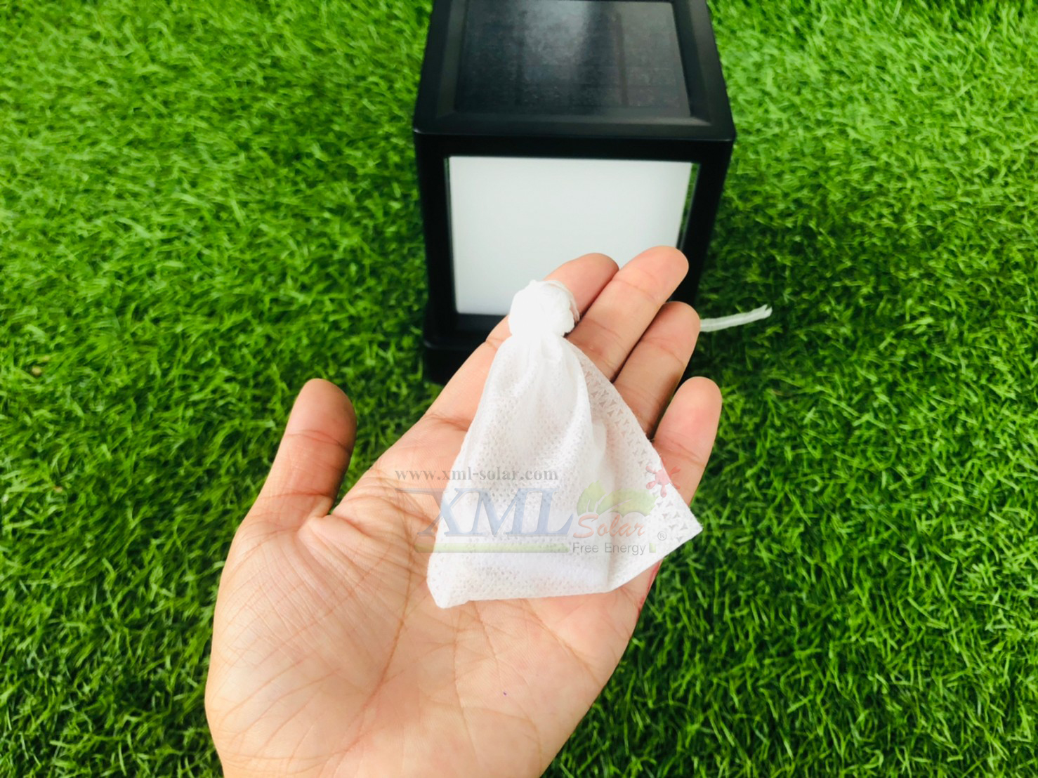 ไฟตั้งพื้นโซล่าเซลล์ ทรงลูกบาศก์ 1000 Lumen + Motion sensor (เเสง : เหลืองวอมไวท์)