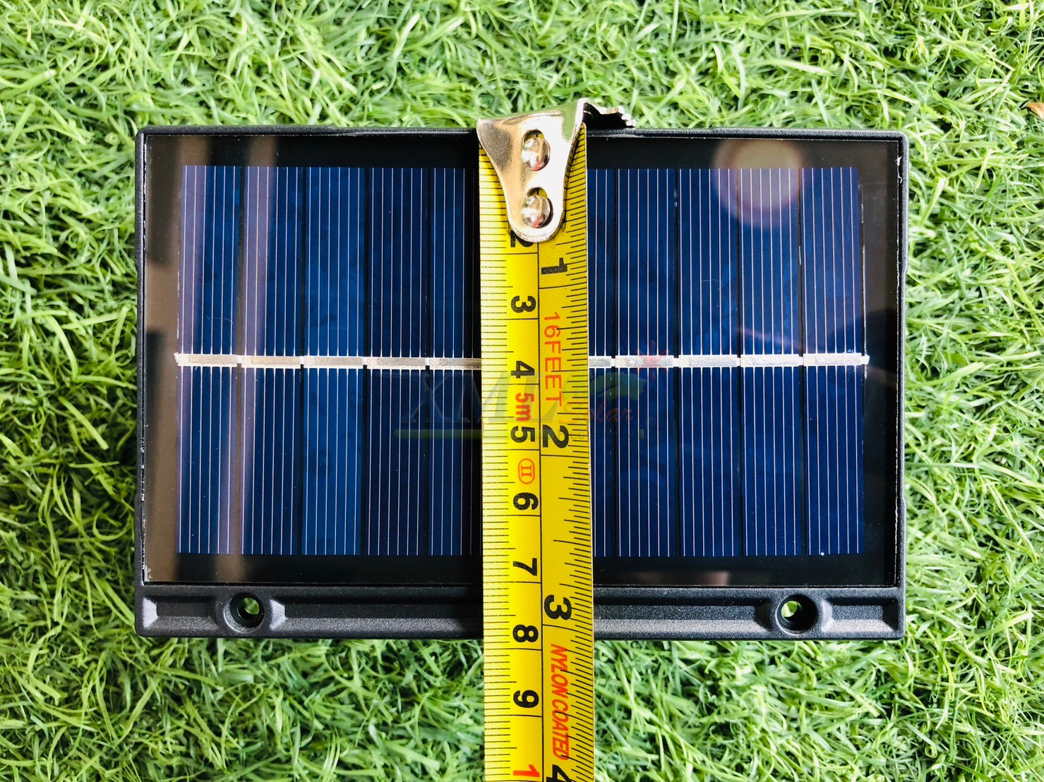 ไฟผนังโซล่าเซลล์ติดสันกำเเพง 2 LED (เเสง : เหลืองวอมไวท์) (1 เเถม 1)