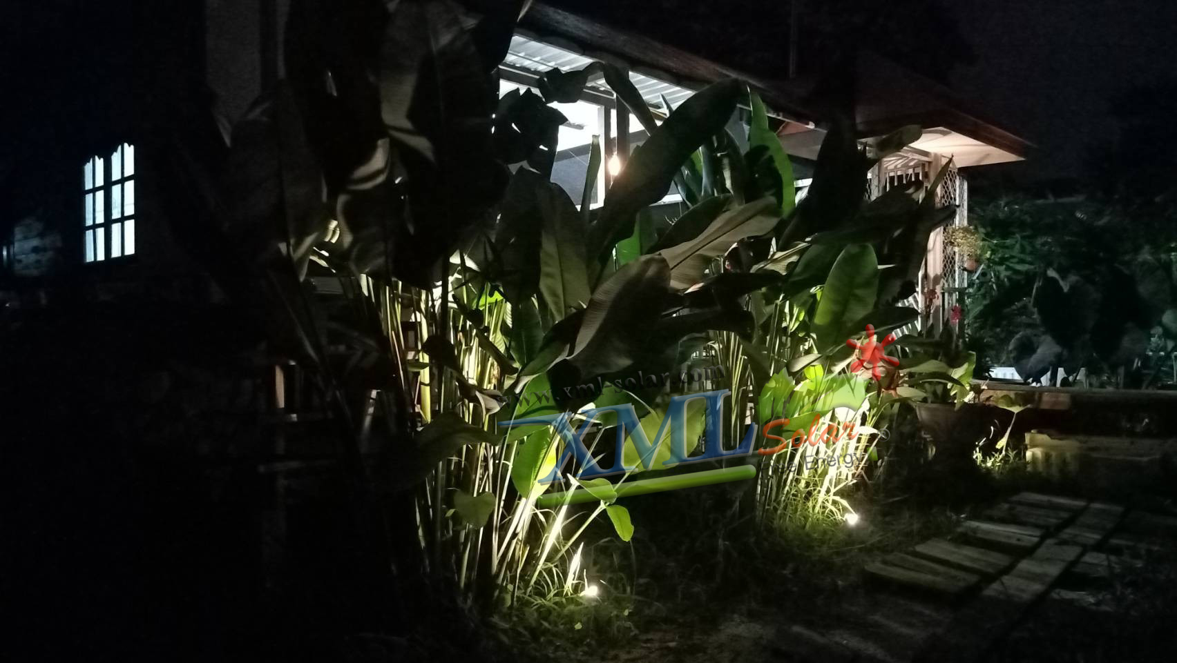 สปอร์ตไลท์ปักสนามโซล่าเซลล์ (รุ่น 4 หัว) (เเสง : เหลืองวอมไวท์)