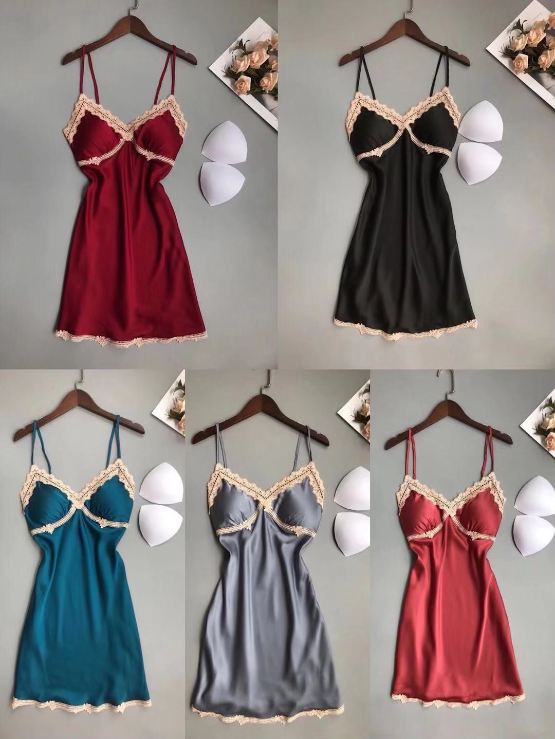 ชุดนอนเดรส สายเดี่ยวผ้าซิลค์ซาติน ใส่สบาย ไม่คัน ไม่อับชื้น มีฟองน้ำถอดออกได้ ฟรีไซส์ มี 5 สี ราคาส่ง 3 ชิ้น คละแบบได้ ชุดละ 250 บาท