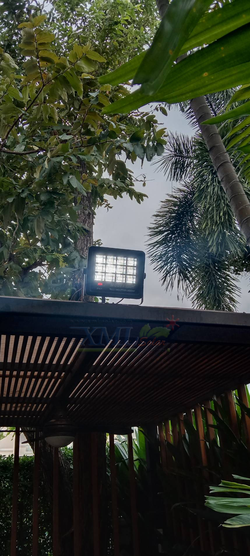 ไฟสปอตไลท์โซล่าเซลล์ 200 W. รุ่น Modi x XML ไซต์ใหญ่ (เเสง : ขาว)