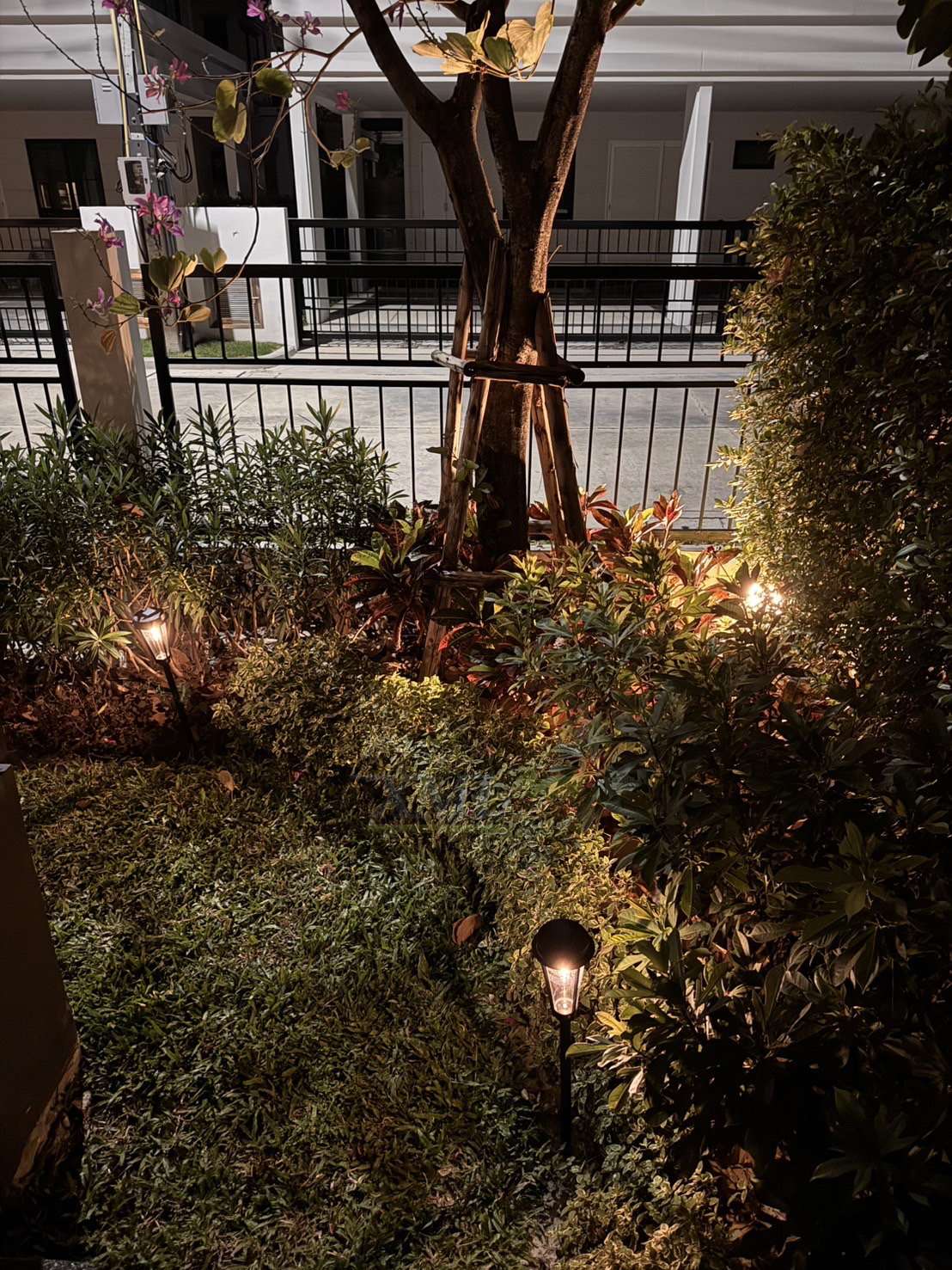 โคมไฟปักสนามโซล่าเซลล์ รุ่น MD-SOLAR-H1010 (แสง : เหลืองวอมไวท์)