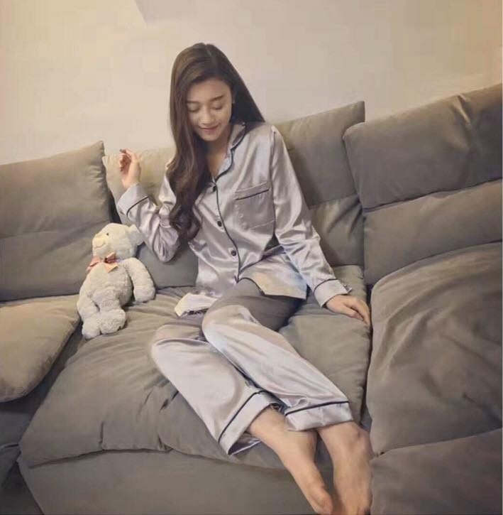 ชุดนอนผ้าซาตินแขนยาว กางเกงขายาว เนื้อผ้าดีทิ้งตัวสวย หลับสบายตลอดคืน ราคาโปรโมชั่น ชุดละ 390 บาท