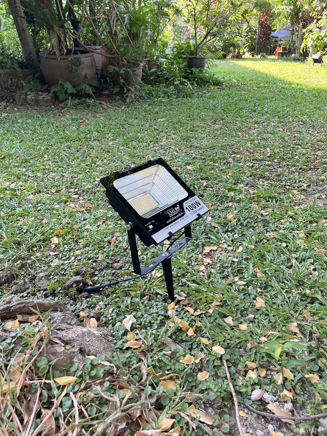 ไฟสปอตไลท์โซล่าเซลล์ 100 Watt กล่องสีน้ำตาล (เปิดได้ 3 แสง)