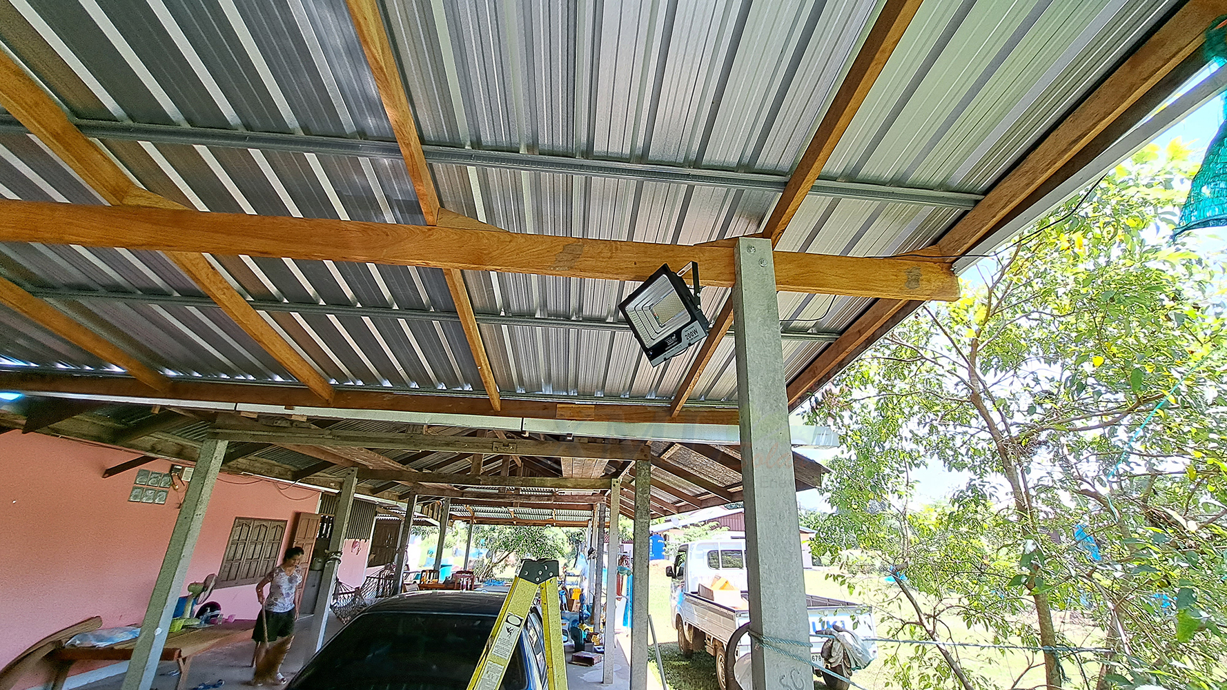 ไฟสปอตไลท์โซล่าเซลล์ 200 Watt กล่องสีน้ำตาล (เปิดได้ 3 แสง)