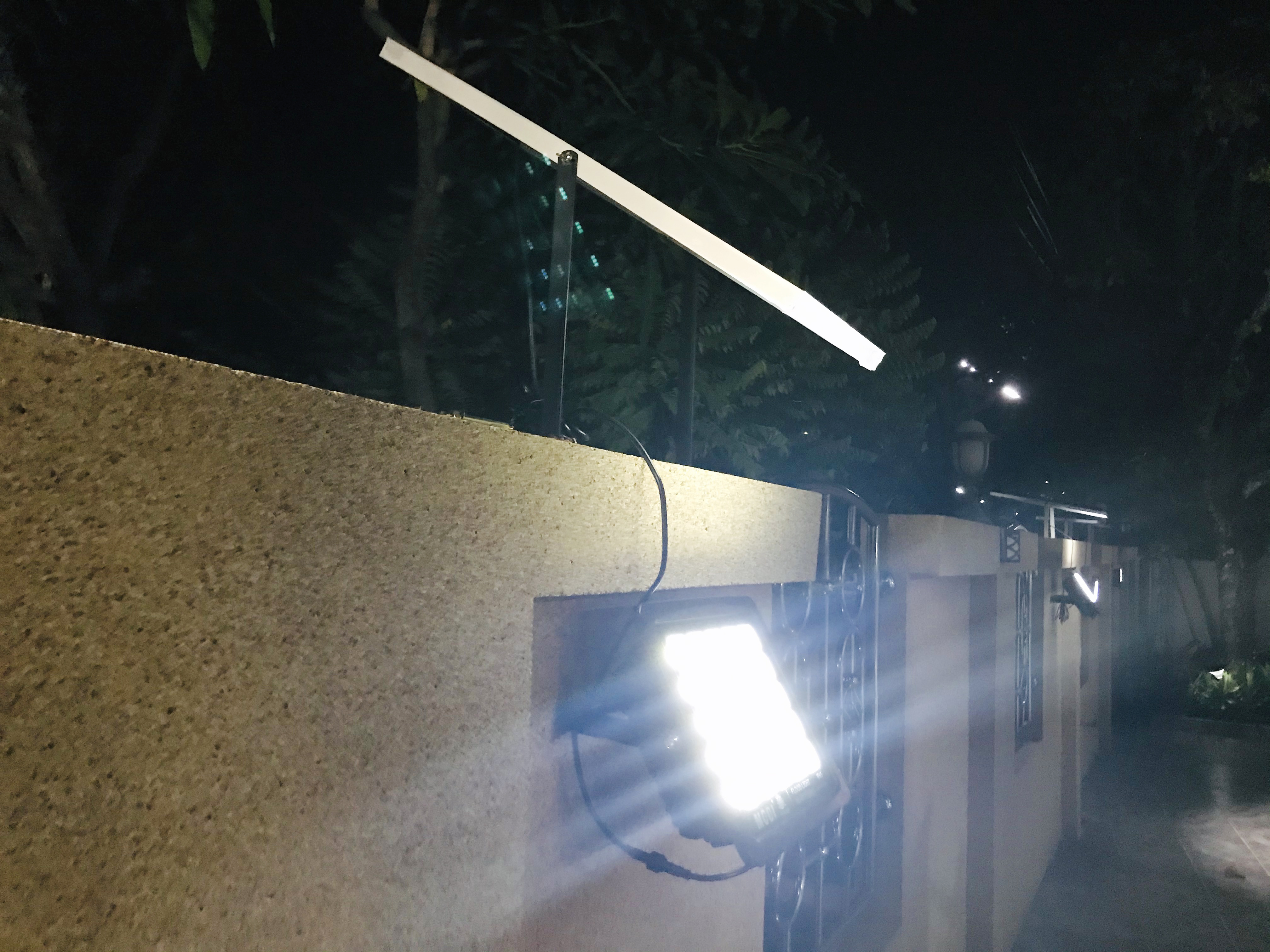 ไฟสปอตไลท์โซล่าเซลล์ 300 W. รุ่น Modi x XML ไซต์ใหญ่ (เเสง : ขาว)