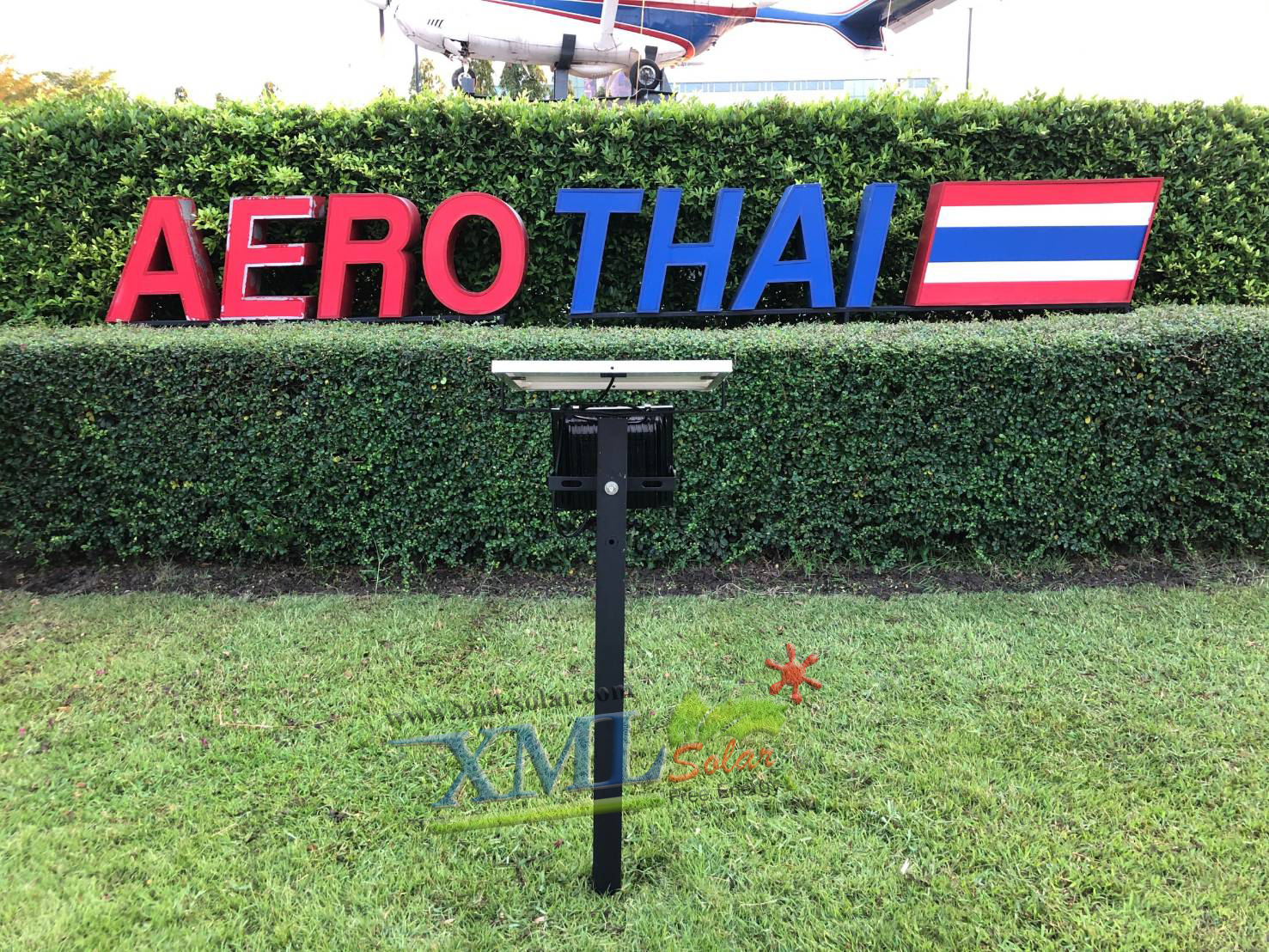 ไฟสปอตไลท์โซล่าเซลล์ 50 Watt กล่องสีน้ำตาล (เปิดได้ 3 แสง)