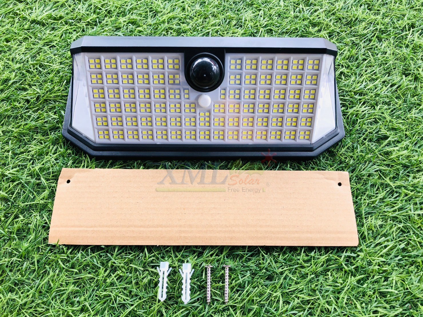 ไฟติดผนังโซล่าเซลล์ MD-1004 รุ่น 400 Lumen (เเสง : ขาว)