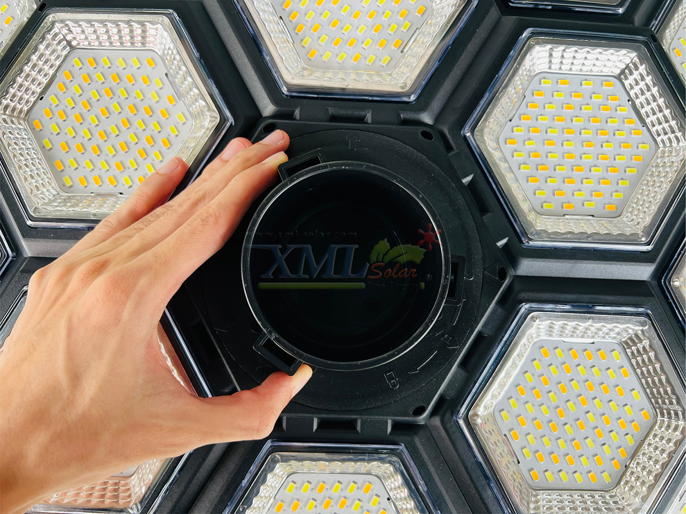 โคมไฟโซล่าเซลล์ UFO ทรงกลม รุ่นทรงรังผึ้ง (เปิดได้ 3 แสง)