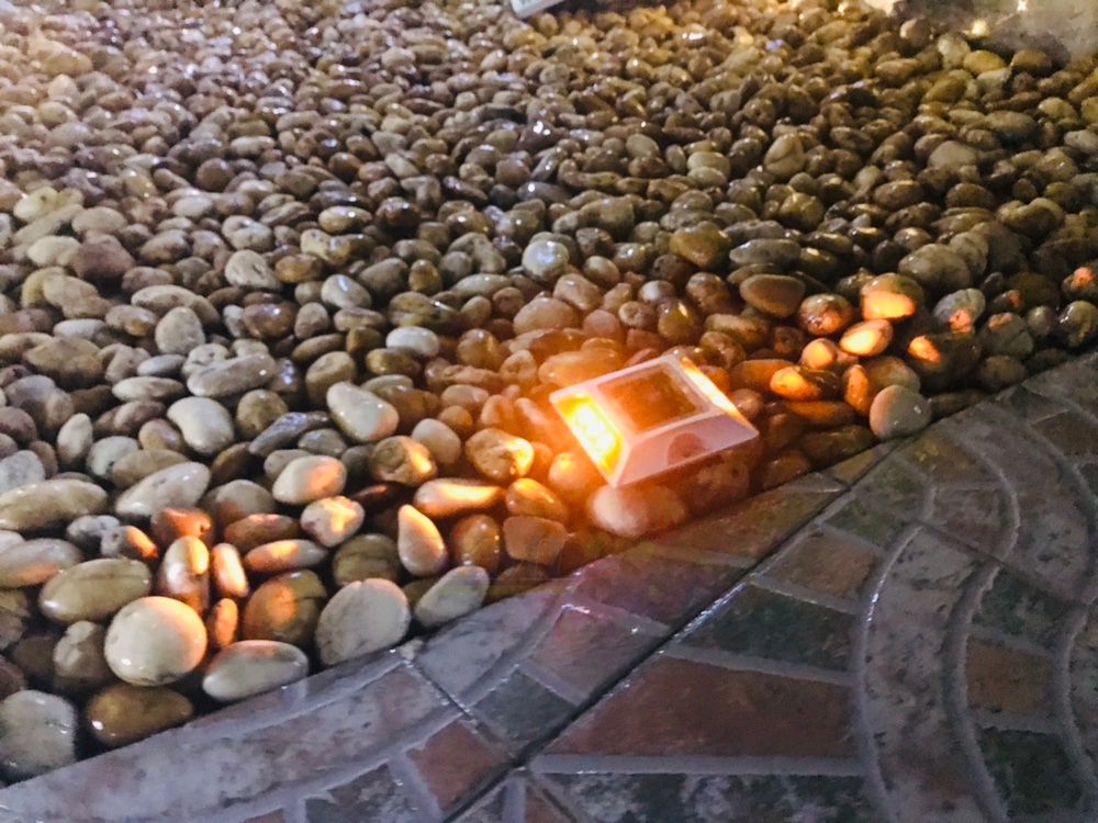 ไฟหมุดถนนโซล่าเซลล์ 6 LED Premium IP68 รุ่น มีเดือย (เเสง : เหลืองกระพริบ)