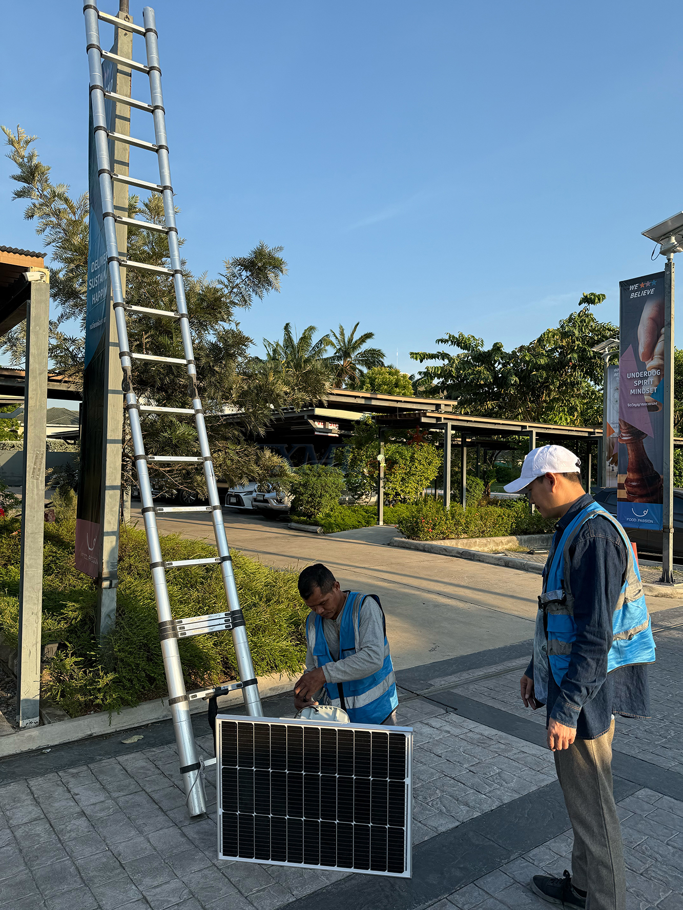 โคมไฟถนนโซล่าเซลล์อัจฉริยะ (รุ่น 6,300Lumens + แผง 80 W) (แสง : ขาว)