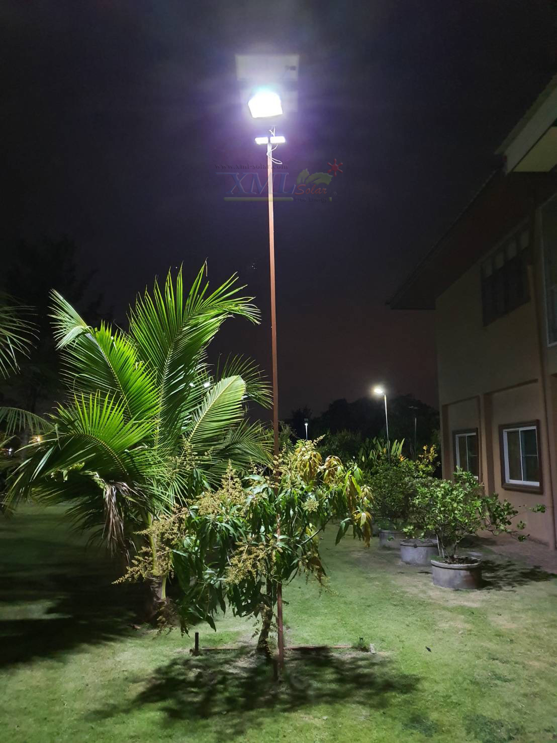 ไฟสปอตไลท์โซล่าเซลล์ 200 Watt กล่องสีน้ำตาล (เปิดได้ 3 แสง)