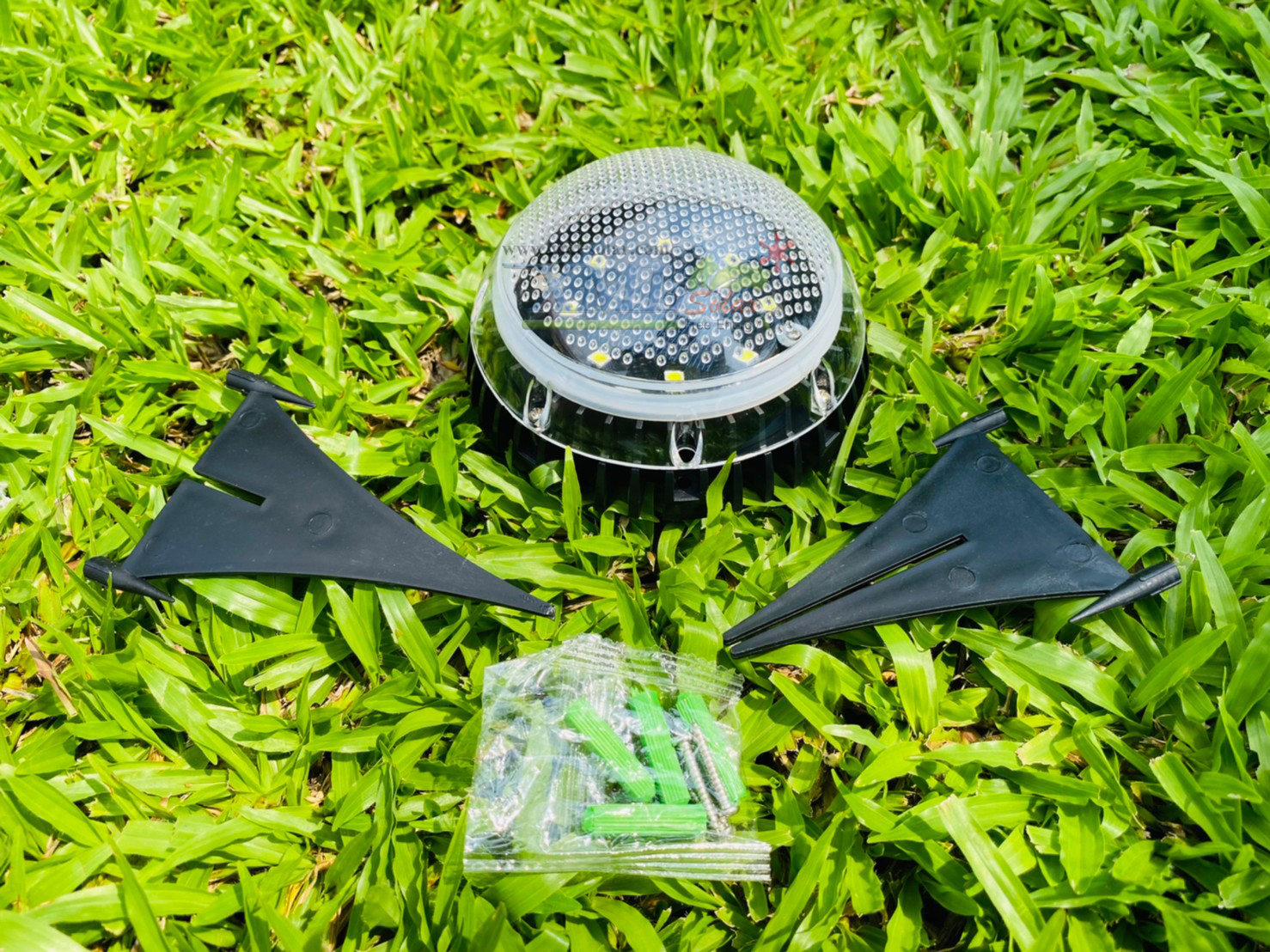 โคมไฟฝังพื้นโซล่าเซลล์ 8 LED ทรงกลมนูน (เเสง : ขาว)