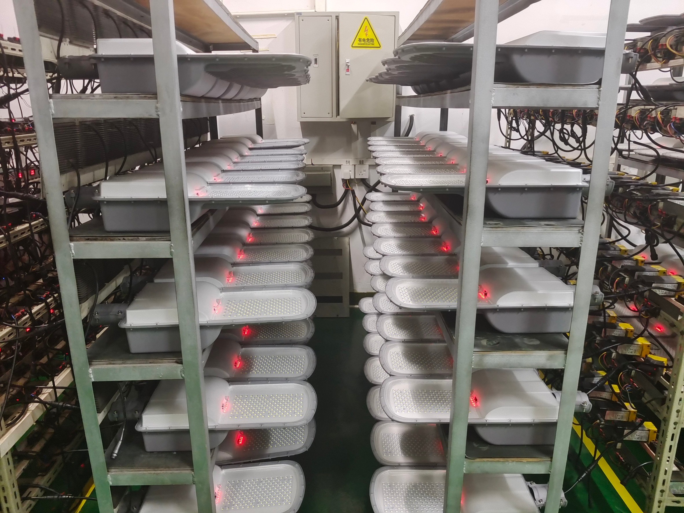 โคมไฟถนนโซล่าเซลล์ Series Y แผงเเยกโคมได้ (6,400Lumens + แผง 100 W) (แสง : ขาว)