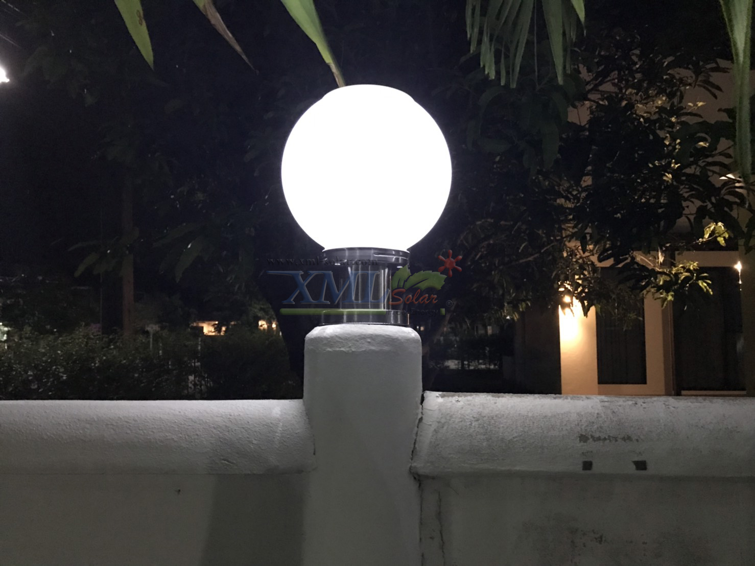 โคมไฟหัวเสาโซล่าเซลล์ ทรงกลมฐานสเเตนเลส (25 ซม.) + Remote (เปิดได้ 3 แสง)+AC