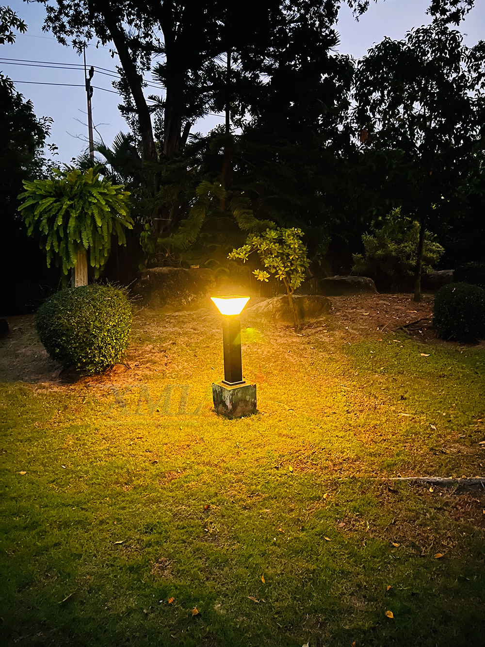 ไฟตั้งพื้นโซล่าเซลล์ ทรง พีระมิด สีดำ โคมใส (80 cm) (แสง : ขาว + เหลืองวอมไวท์)