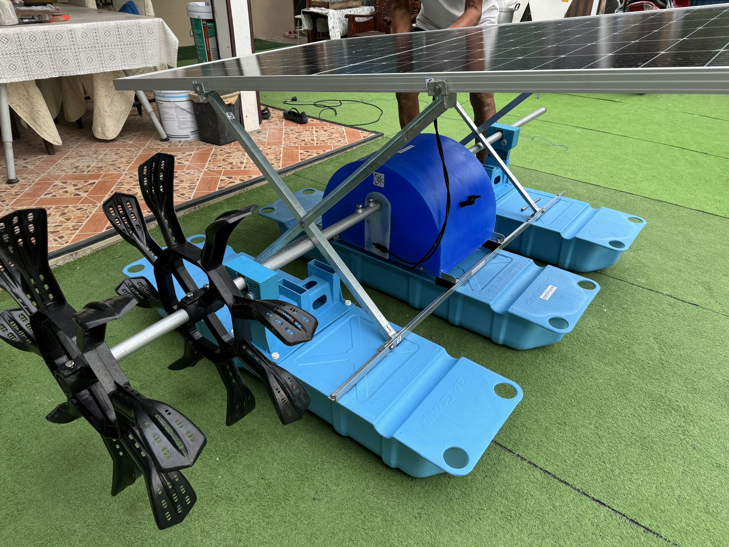 กังหันตีน้ำโซล่าเซลล์ รุ่นช้างน้อย 4 ใบพัด 3 ทุ่น