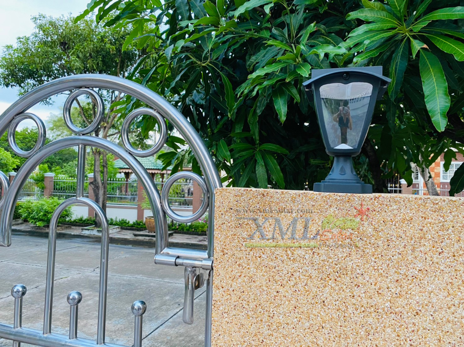 โคมไฟหัวเสาโซล่าเซลล์ สไตล์ยุโรป (เเสง : ขาว + เหลืองวอมไวท์)