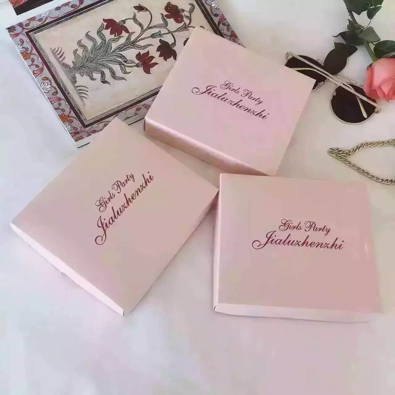 ชุดนอนผ้าซาติน ใส่สบาย ไม่ร้อน เสื้อสายเดี่ยว กางเกงขาสั้น มี 5 สี กรมท่า, เขียว, แดง, ดำ, ขาว ราคาส่ง 3 ชิ้น คละแบบได้ชุดละ 250 บาท