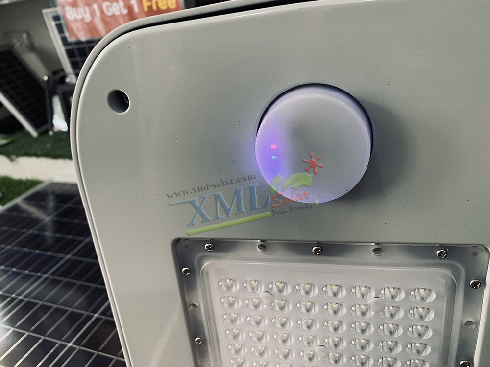 โคมไฟถนนโซล่าเซลล์อัจฉริยะ ทรง Solar Flyshark Light (รุ่น 6,800 Lumens + แผง100W.) (แสง : ขาว)