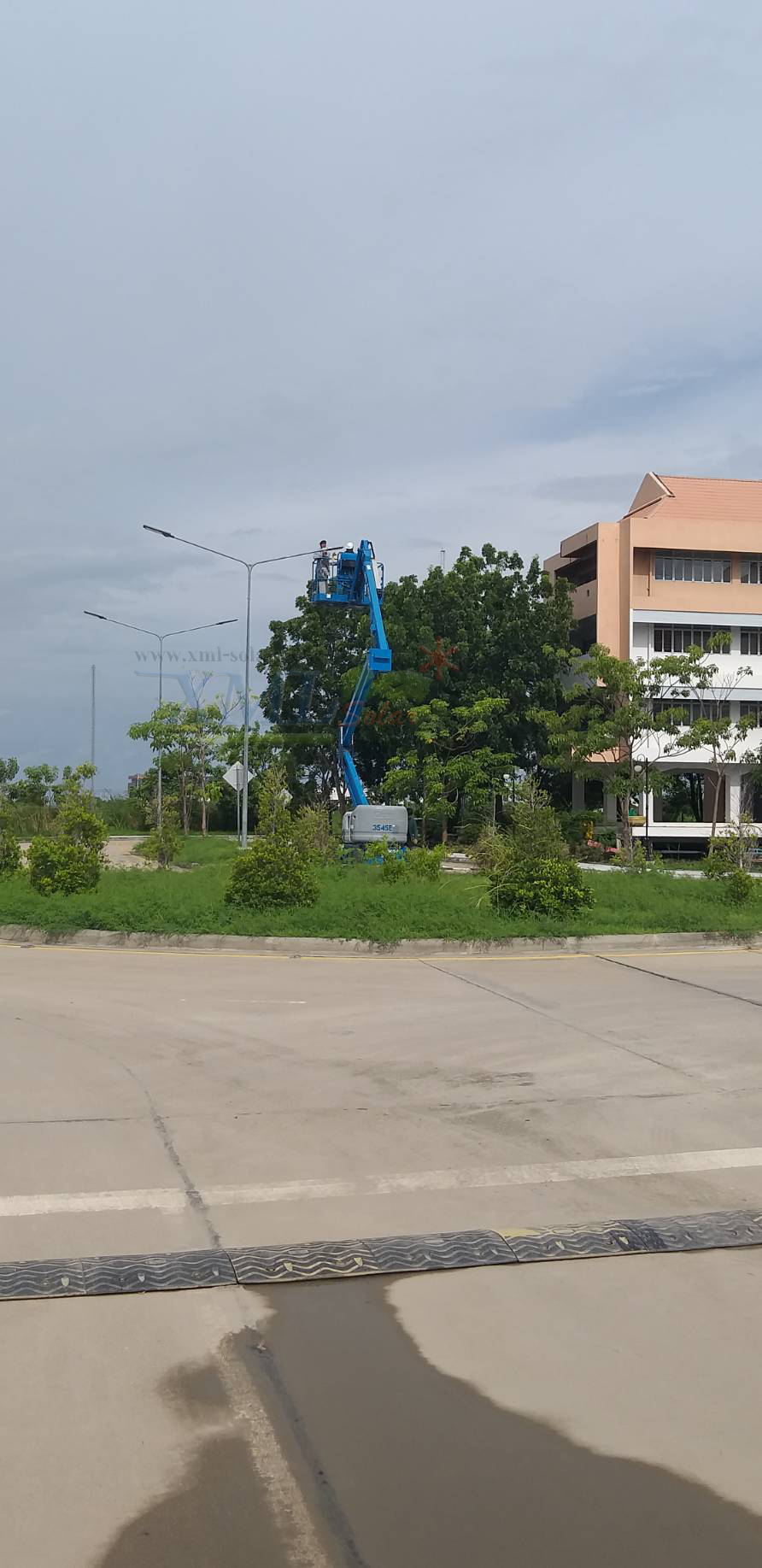 โคมไฟถนนโซล่าเซลล์ Modi x XML รุ่น MD-SLT17-400W (แสง : ขาว)(Motion sensor + สว่างค้าง)