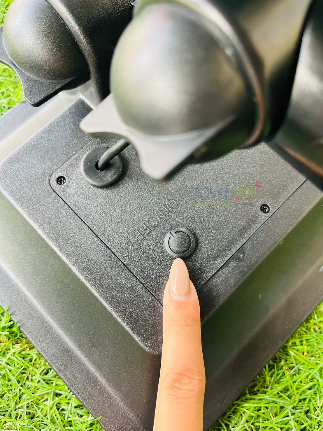 สปอร์ตไลท์ปักสนามโซล่าเซลล์ รุ่น TB-2018L (แสง : เหลืองวอมไวท์)