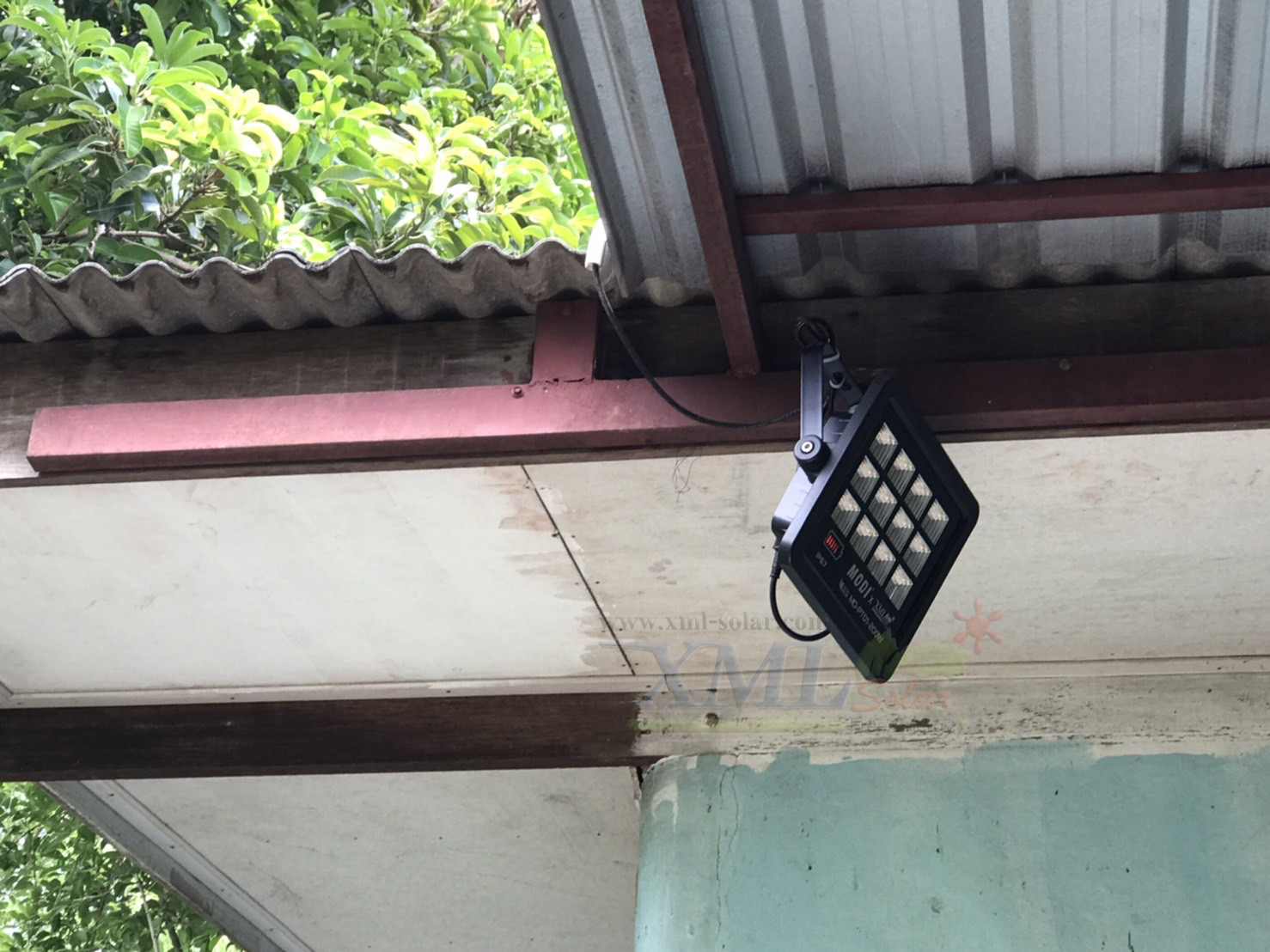 ไฟสปอตไลท์โซล่าเซลล์ 200 W. รุ่น Modi x XML ไซต์ใหญ่ (เเสง : ขาว)