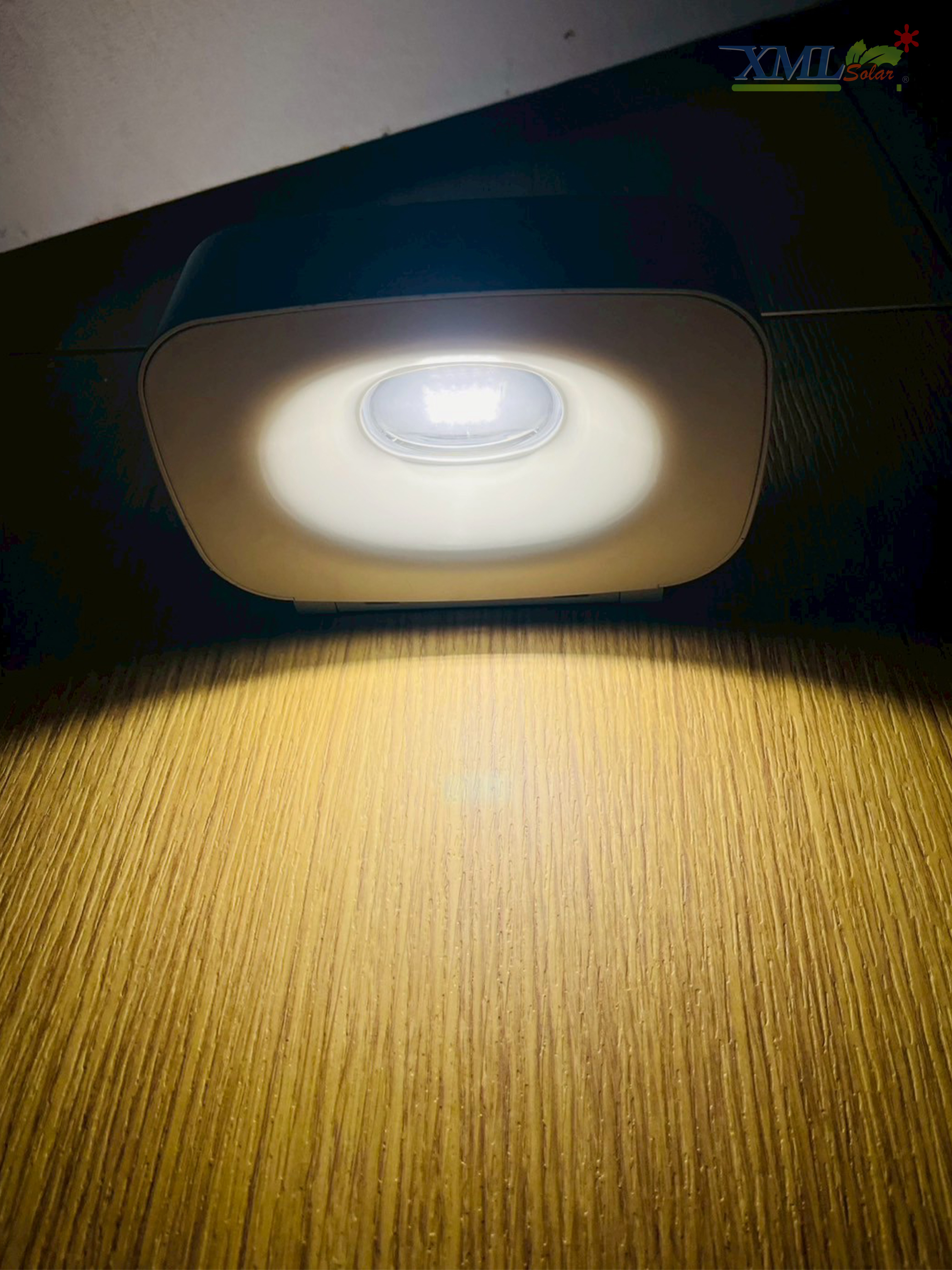 โคมไฟติดผนังโซล่าเซลล์ รุ่น LSXML-243 (เเสง : คลูไวท์)