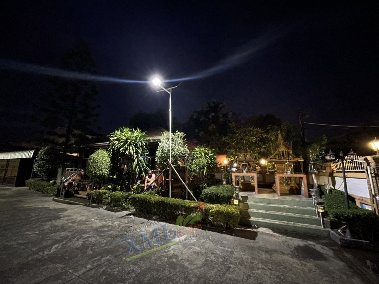 โคมไฟถนนโซล่าเซลล์อัจฉริยะ ทรง Solar Flyshark Light (รุ่น 6,800 Lumens + แผง100W.) (แสง : ขาว)