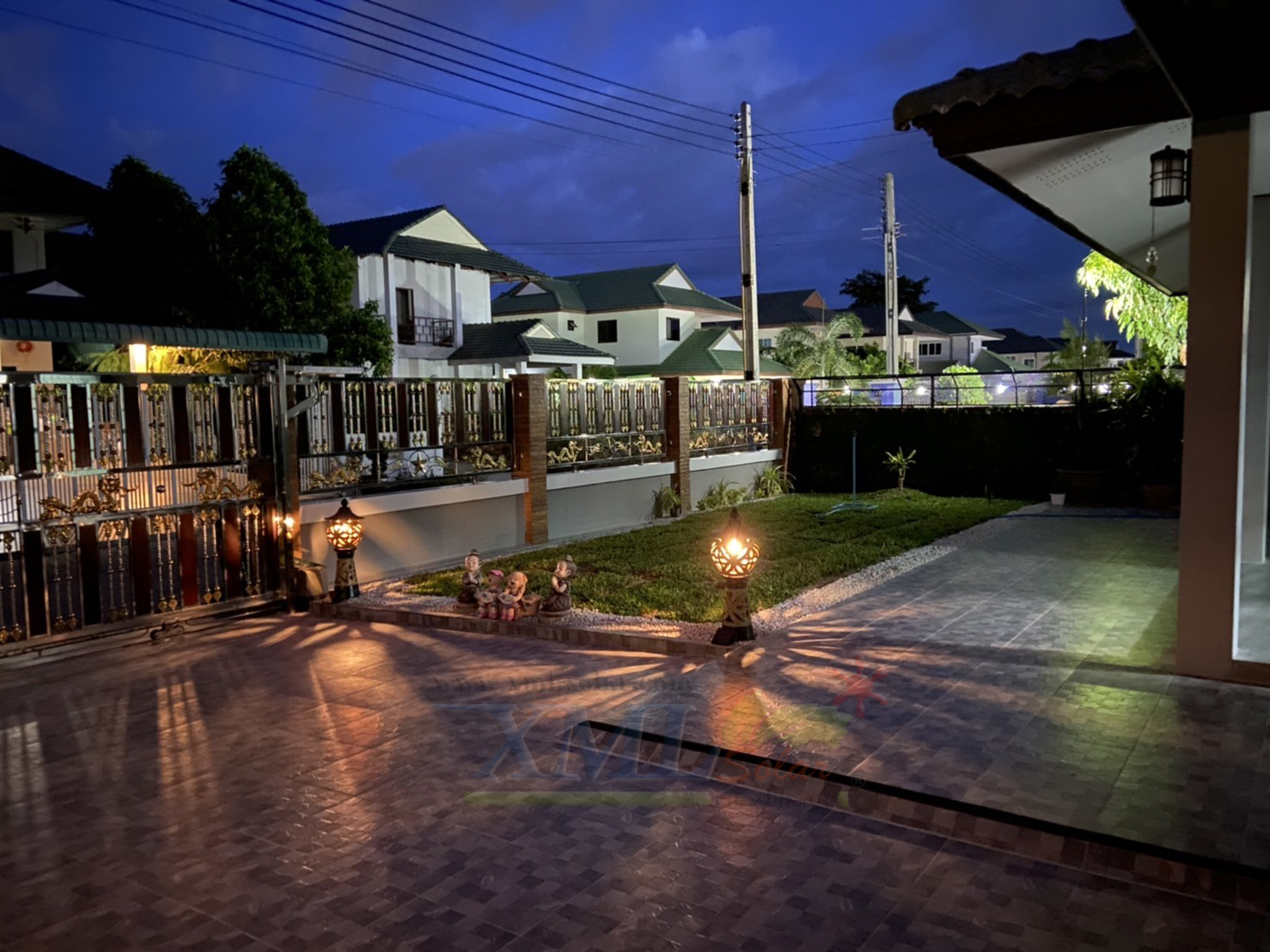 โคมไฟโซล่าเซลล์ ติดเพดาน รุ่นตาข่ายดำ Loft style (แสง เหลืองวอมไวท์)