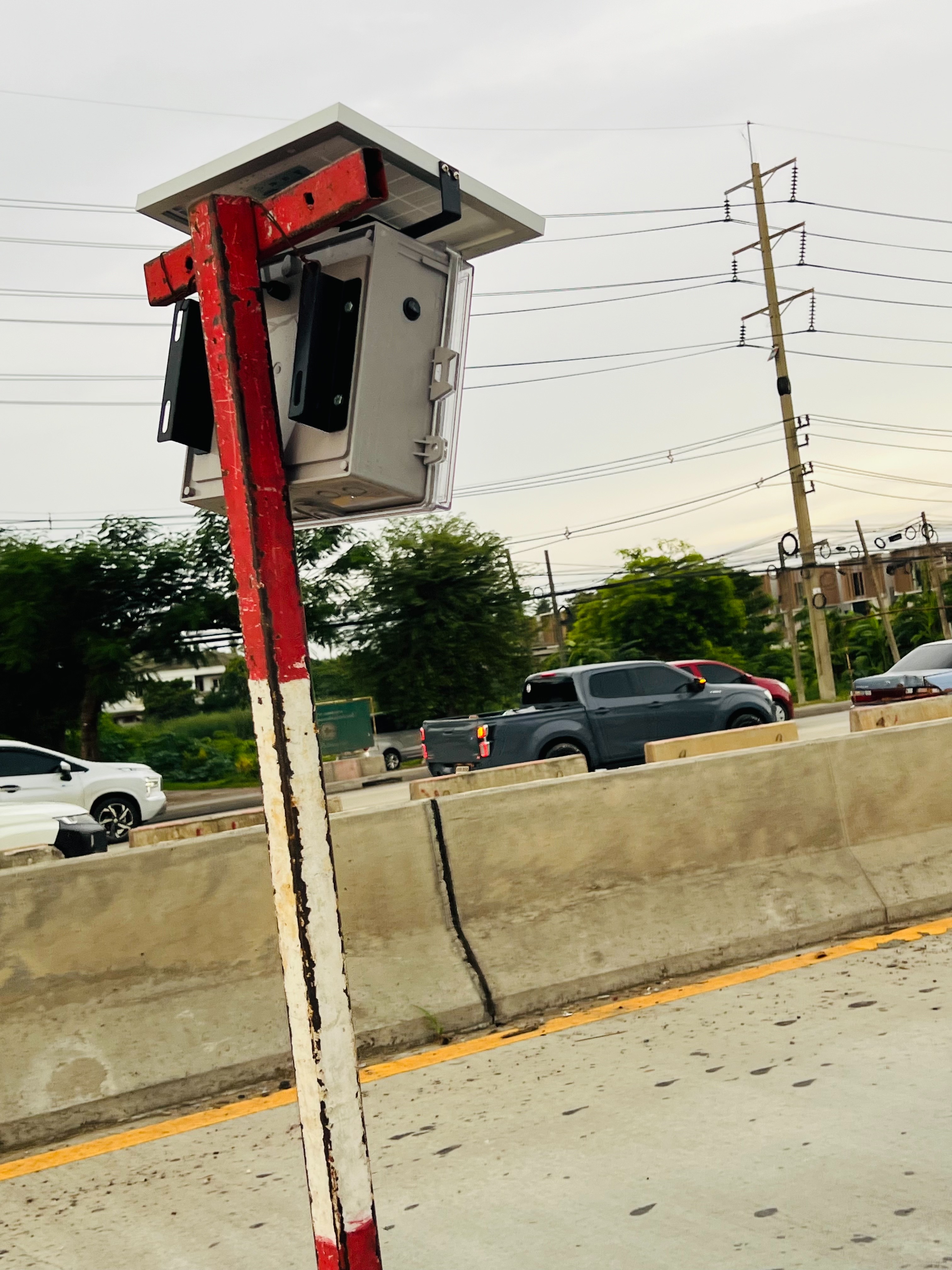 ไฟกระพริบเตือนจราจร ไฟเตือนทางแยกโซล่าเซลล์ 24 LED รุ่นใหม่*