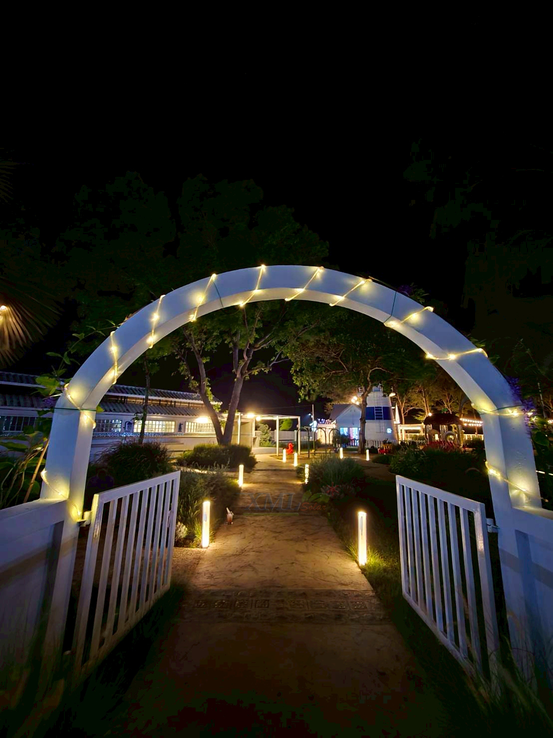 โคมไฟตั้งพื้นโซล่าเซลล์ รุ่น TC-11838 (แสงขาว + เหลืองวอมไวท์)