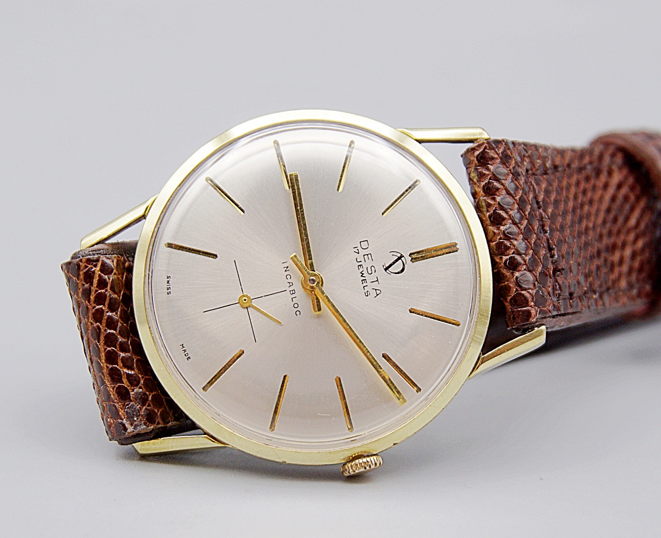 นาฬิกาเก่า DESTA ไขลานสองเข็มครึ่ง