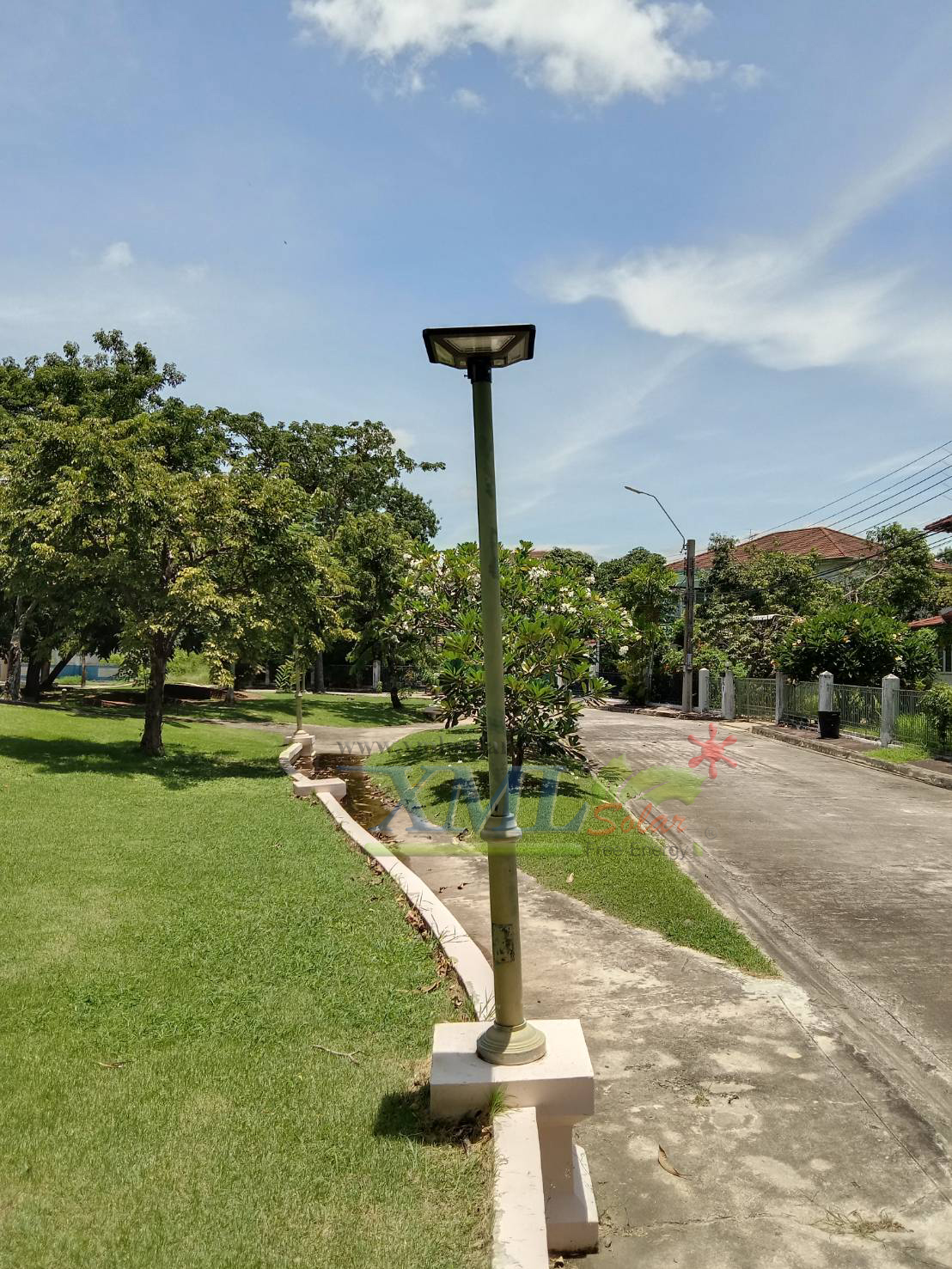 ชุดเสาพร้อมโคม SET B (โคมไฟโซล่าเซลล์ UFO SLT28-300W + เสาเหล็กดำสูง 2.82 เมตร)(แสงขาว)