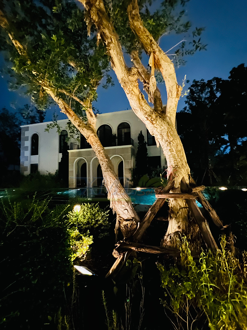 ไฟสปอตไลท์โซล่าเซลล์ 50 Watt กล่องสีน้ำตาล (เปิดได้ 3 แสง)